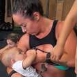 Bombeira é criticada por amamentar bebê em treino de crossfit (Reprodução/Instagram/@gabriela.capbm/via Folha Vitória)